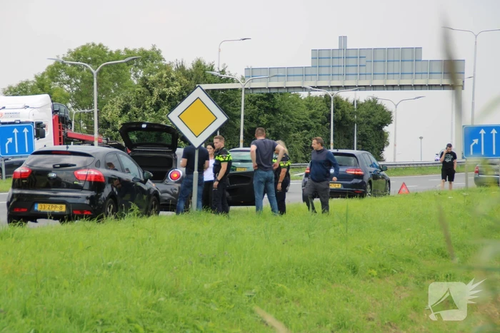 Vier auto's betrokken bij kop-staart botsing