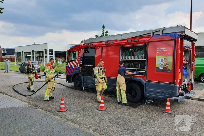 Vlammen slaan uit de motorcompartiment