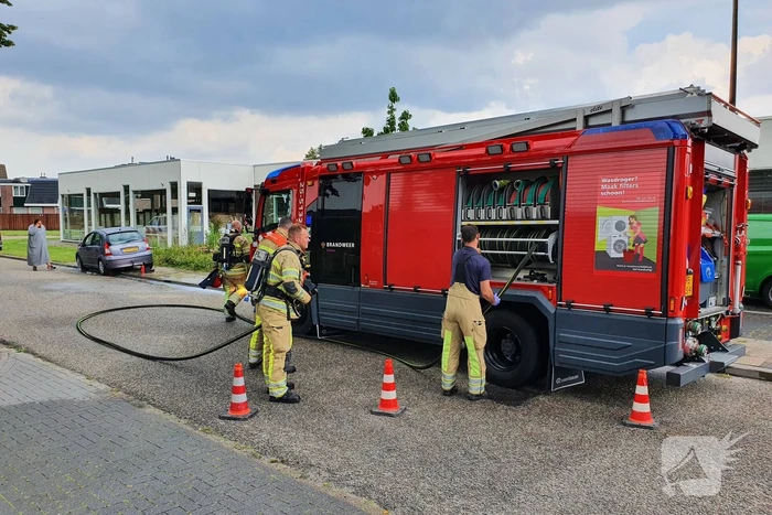 Vlammen slaan uit de motorcompartiment