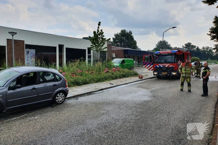 Vlammen slaan uit de motorcompartiment