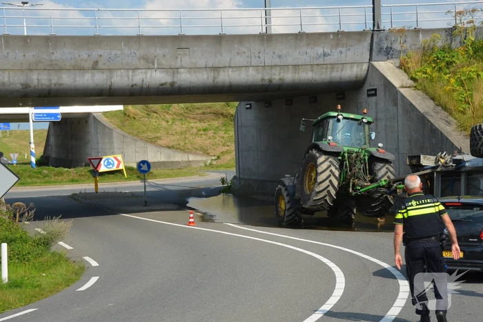 Aanhanger van tractor kiept om in bocht