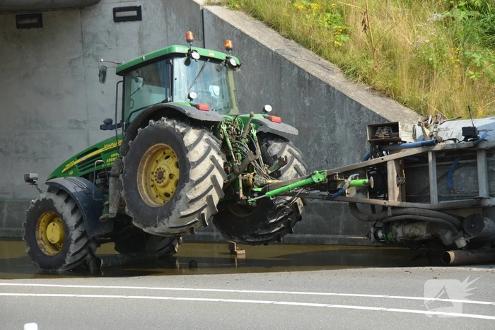 Aanhanger van tractor kiept om in bocht