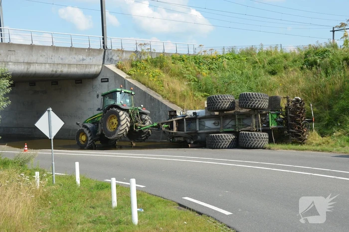 Aanhanger van tractor kiept om in bocht