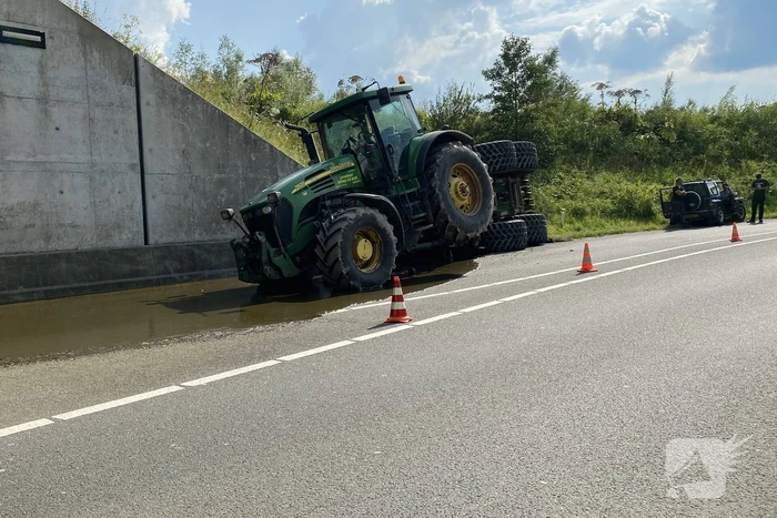 Aanhanger van tractor kiept om in bocht