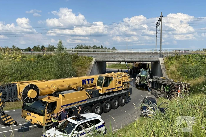Aanhanger van tractor kiept om in bocht