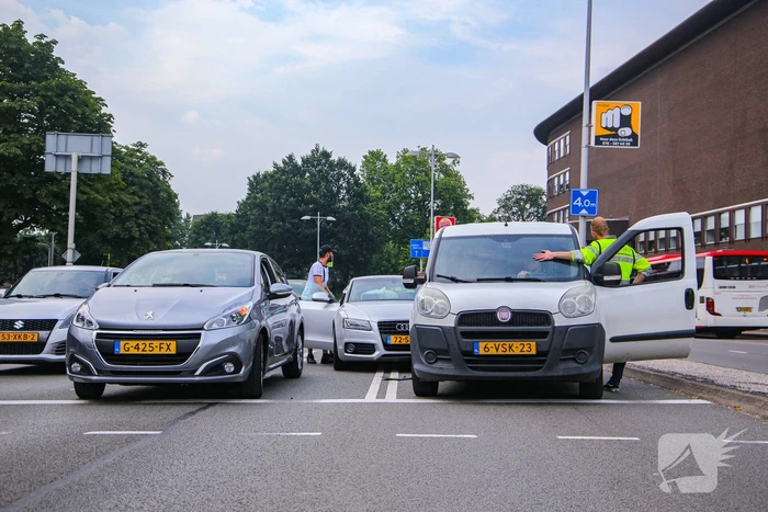 Lange verkeersophoping door botsing tussen bestelbus en personenauto's