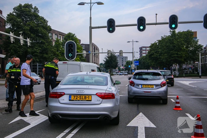 Lange verkeersophoping door botsing tussen bestelbus en personenauto's