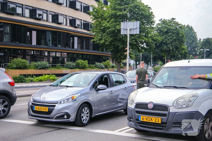 Lange verkeersophoping door botsing tussen bestelbus en personenauto's