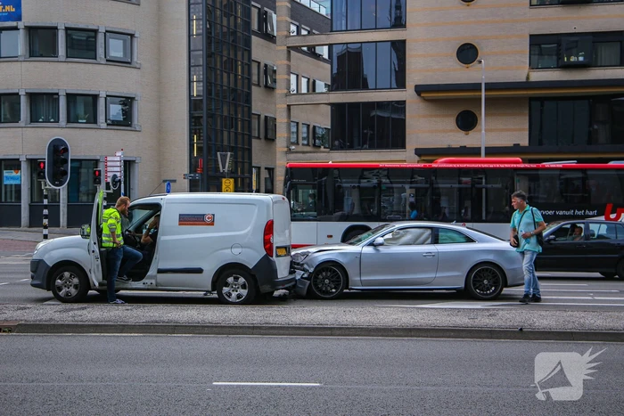 Lange verkeersophoping door botsing tussen bestelbus en personenauto's