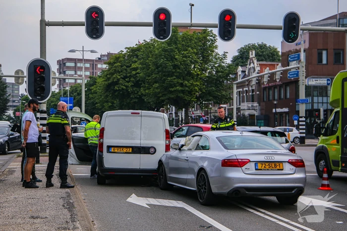 Lange verkeersophoping door botsing tussen bestelbus en personenauto's