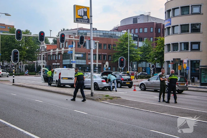 Lange verkeersophoping door botsing tussen bestelbus en personenauto's