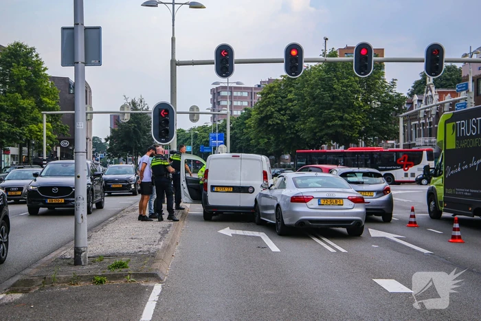 Lange verkeersophoping door botsing tussen bestelbus en personenauto's
