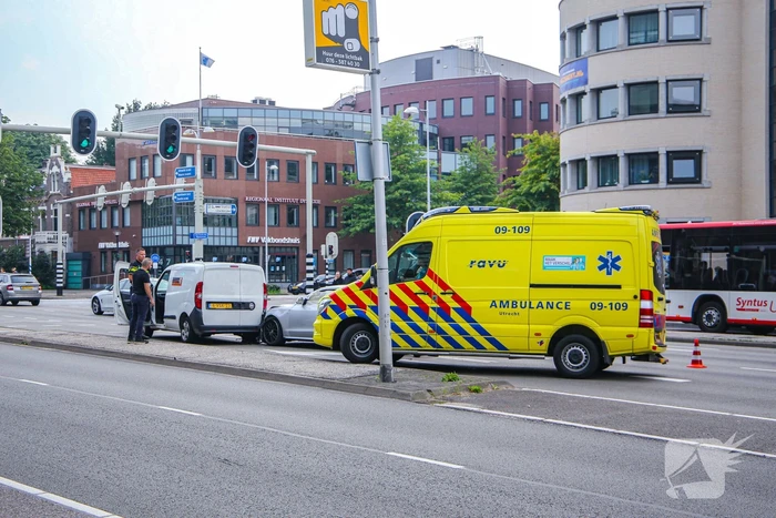 Lange verkeersophoping door botsing tussen bestelbus en personenauto's