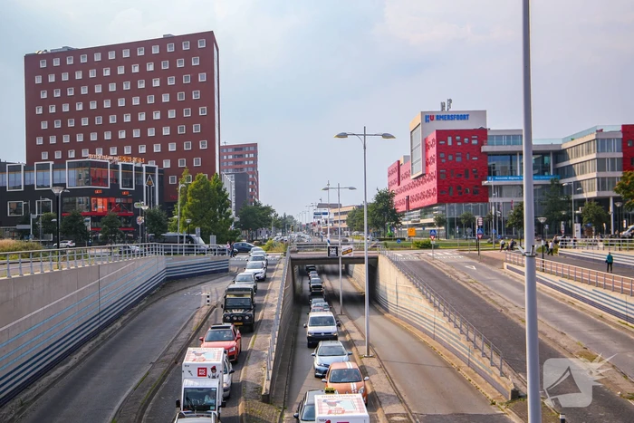 Lange verkeersophoping door botsing tussen bestelbus en personenauto's
