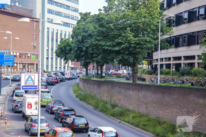 Lange verkeersophoping door botsing tussen bestelbus en personenauto's