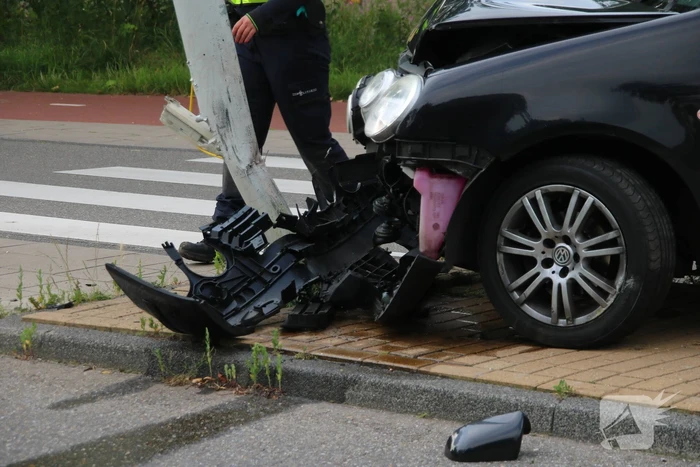 Bestuurder gewond bij botsing tegen lantarenpaal
