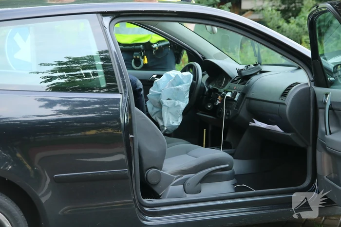 Bestuurder gewond bij botsing tegen lantarenpaal