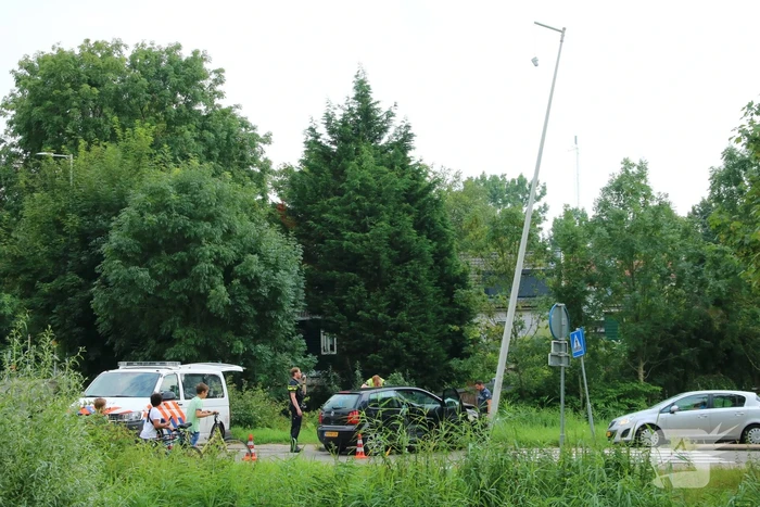 Bestuurder gewond bij botsing tegen lantarenpaal