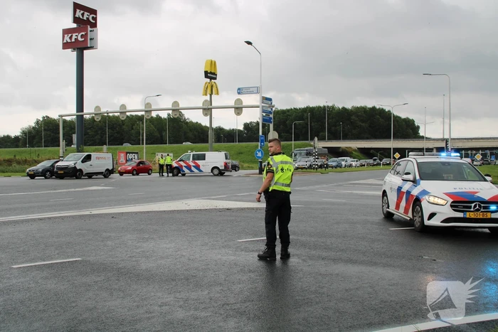 Traumahelikopter landt op de snelweg
