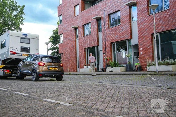 Automobilist rijdt met caravan tegen betonnen bloembak