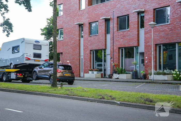 Automobilist rijdt met caravan tegen betonnen bloembak