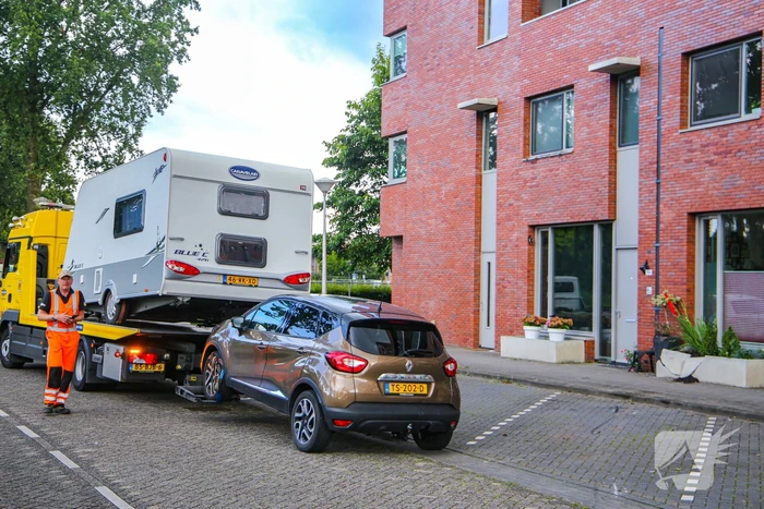 Automobilist rijdt met caravan tegen betonnen bloembak