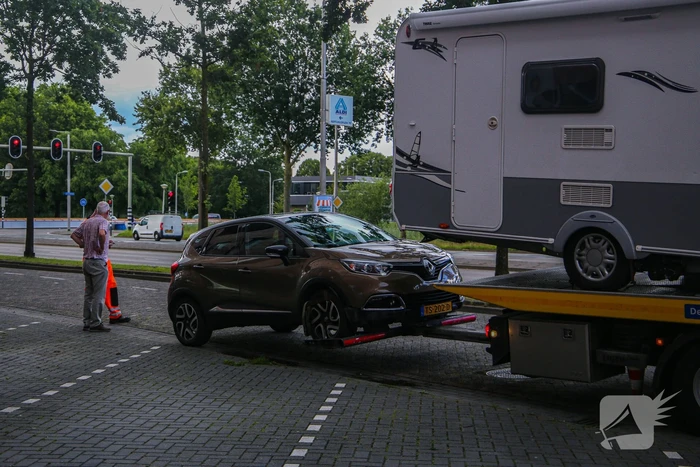 Automobilist rijdt met caravan tegen betonnen bloembak