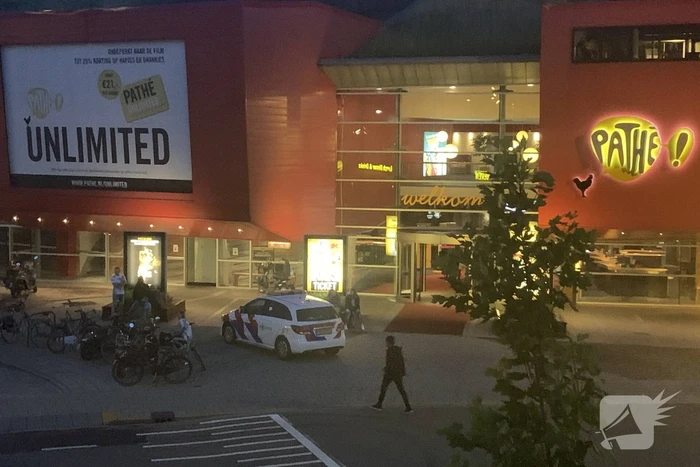 Veel politie aanwezig bij Pathé bioscoop
