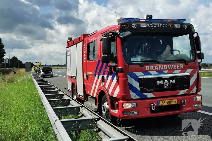 Autobrand op snelweg, inzittenden gevlucht