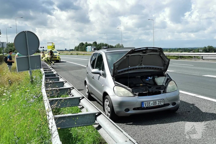 Autobrand op snelweg, inzittenden gevlucht