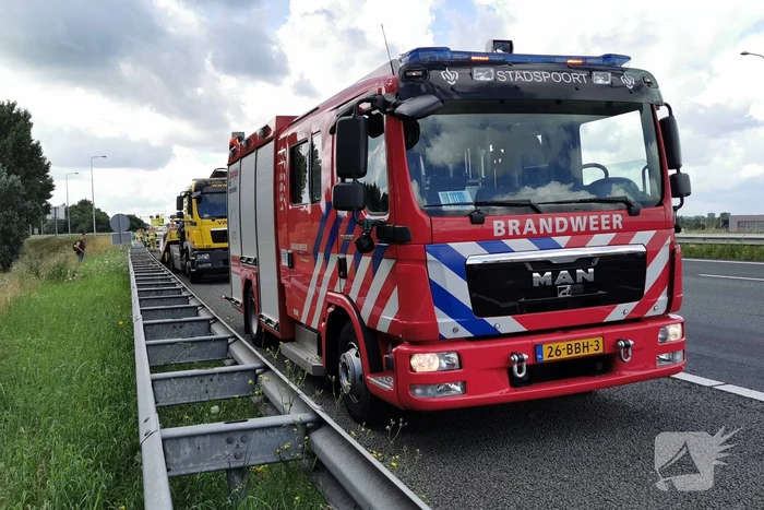 Autobrand op snelweg, inzittenden gevlucht