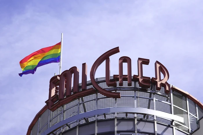 Winkelcentrum Emiclaer hijst regenboogvlag