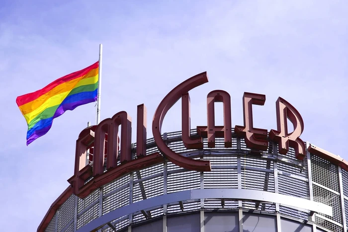 Winkelcentrum Emiclaer hijst regenboogvlag