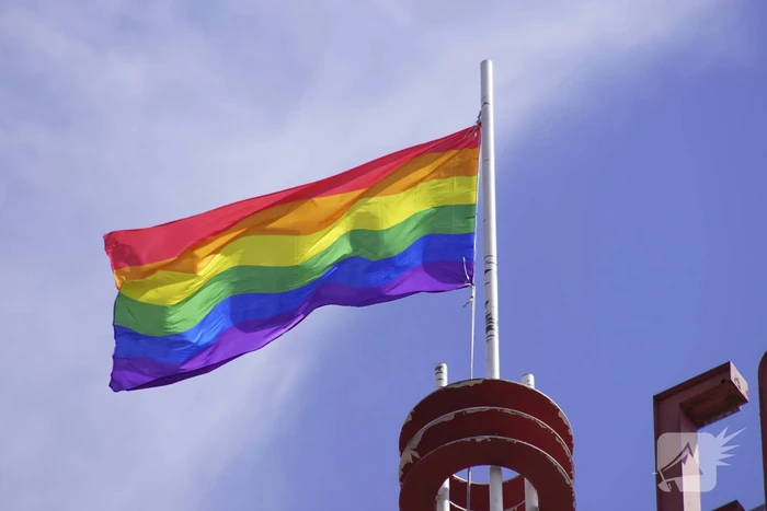 Winkelcentrum Emiclaer hijst regenboogvlag