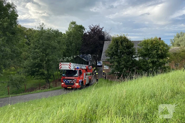 Rook uit schoorsteen van woning