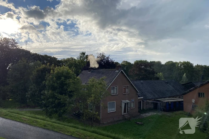 Rook uit schoorsteen van woning