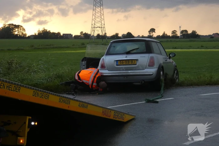 Auto belandt in sloot