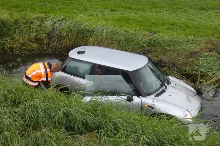 Auto belandt in sloot