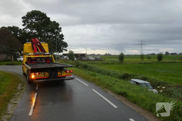 Auto belandt in sloot