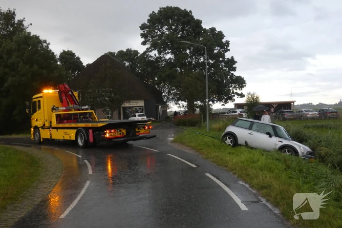 Auto belandt in sloot