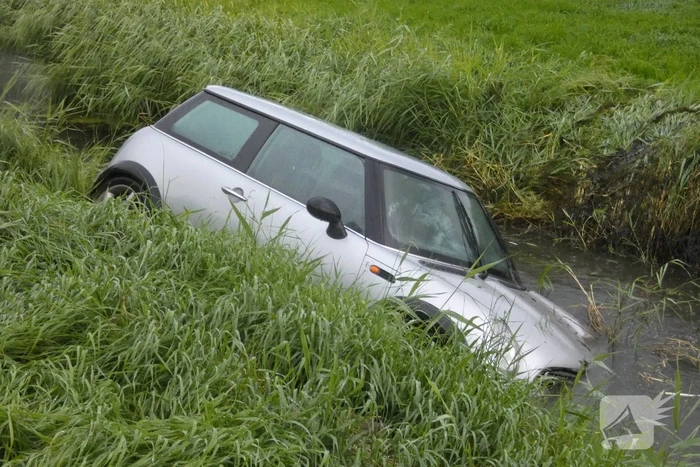 Auto belandt in sloot