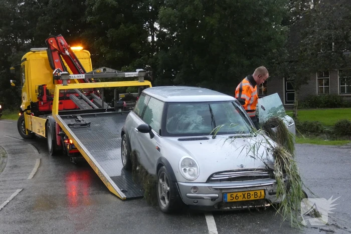 Auto belandt in sloot