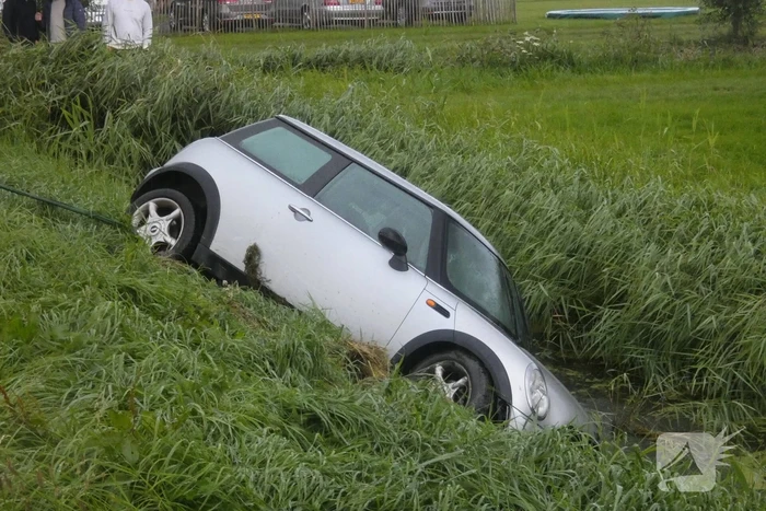 Auto belandt in sloot