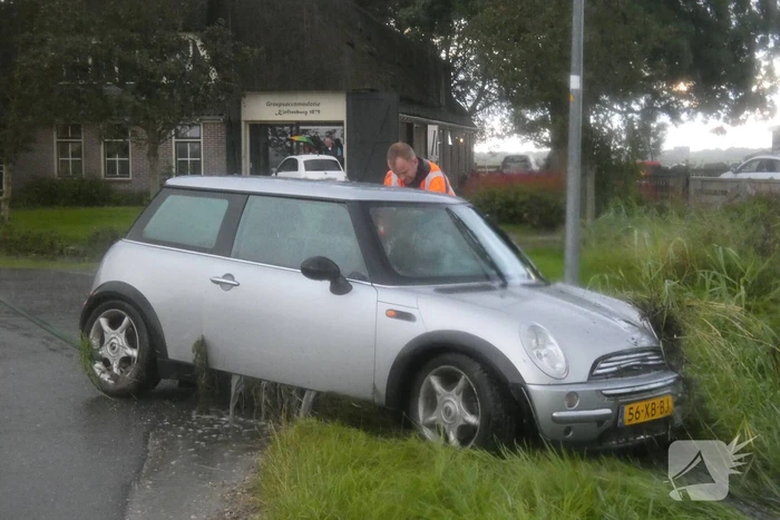 Auto belandt in sloot