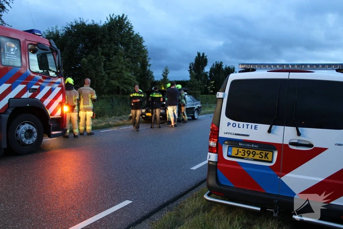 Omstanders blussen beginnende brand in auto