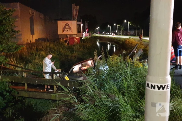 Bestuurder belandt met auto bijna in sloot
