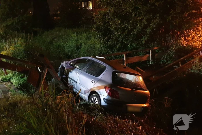 Bestuurder belandt met auto bijna in sloot