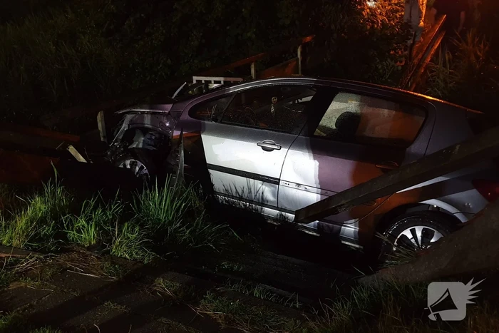 Bestuurder belandt met auto bijna in sloot