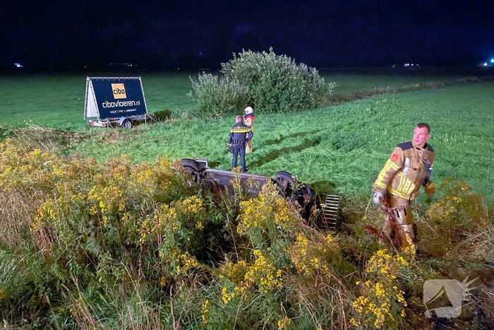 Twee voertuigen raken van de weg