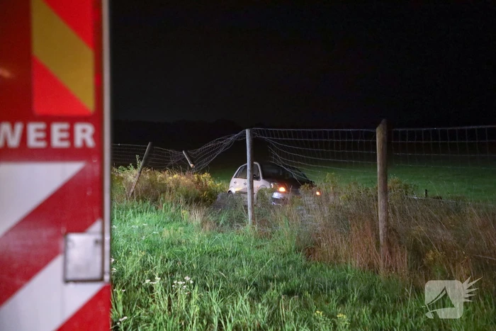 Twee voertuigen raken van de weg
